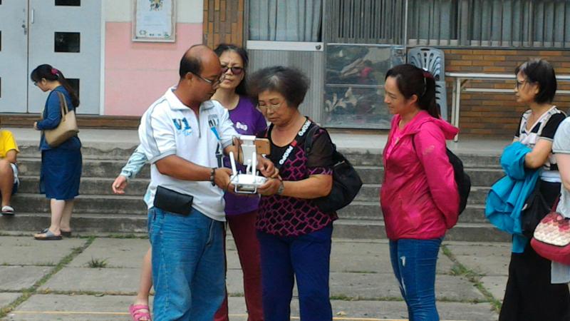 講師講解如何使用空拍機拍攝講解影像