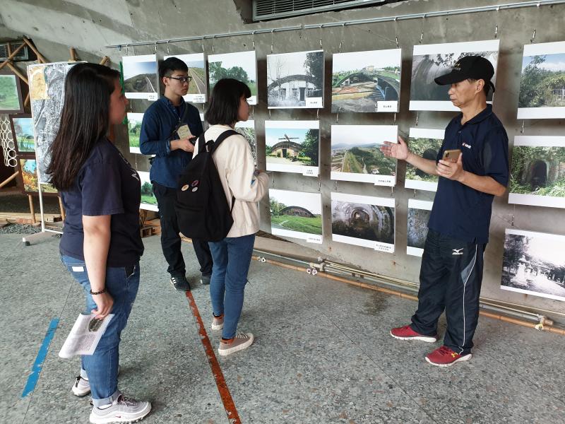 在地的導覽員正在為學員說明過去社區的建築設施。