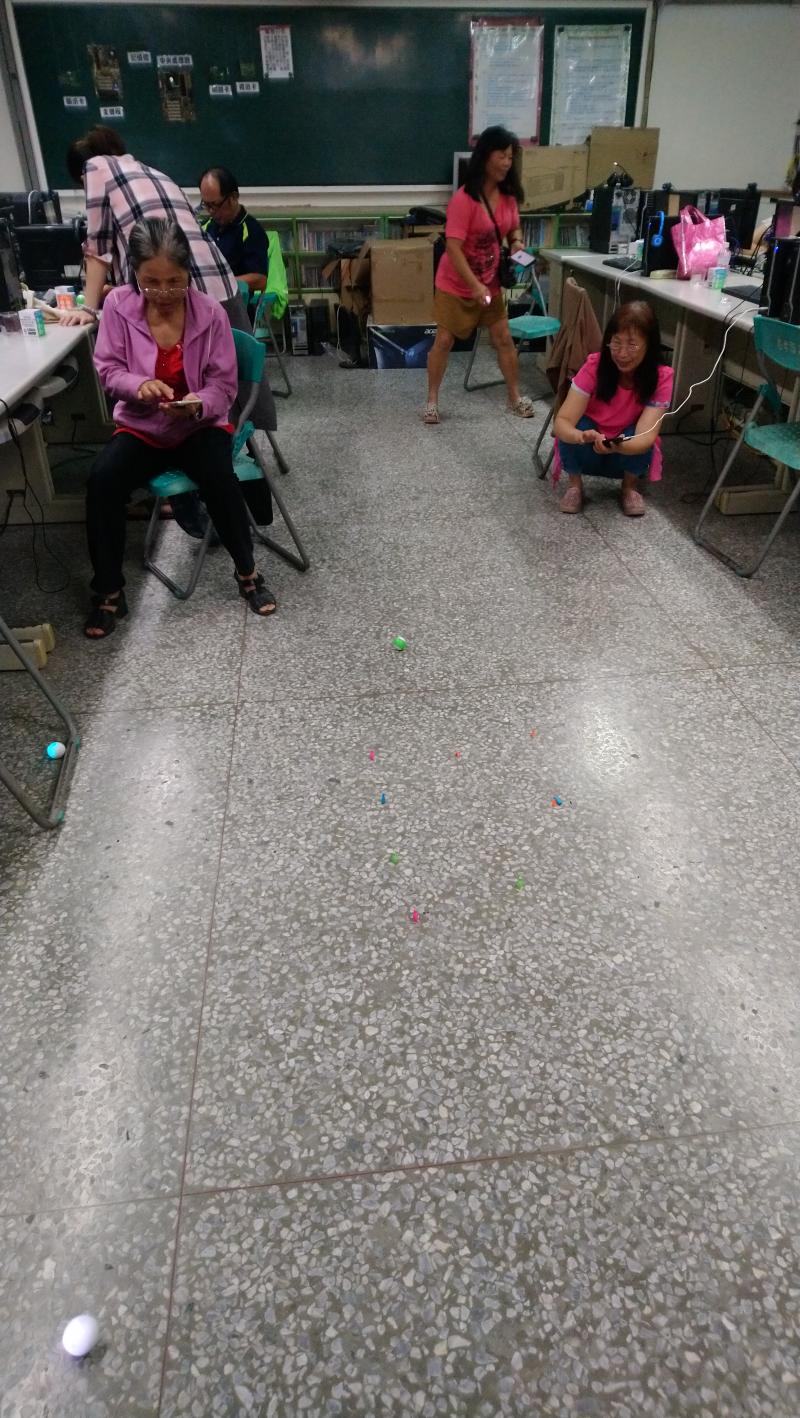 學員操控機器人