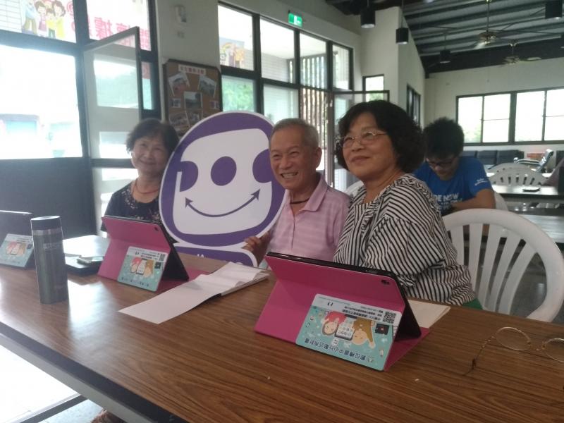 學員學習利用平板拍照練習。