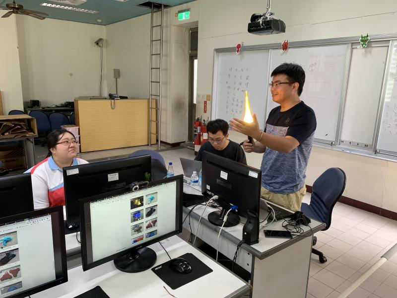 講師示範3D列印運用--"手電筒燈罩"，使直射燈光變成火炬型燈光