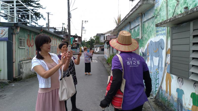 學員拍攝社區長者說彩繪故事街的故事。