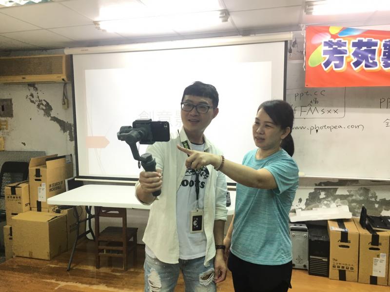 講師指導學員三軸穩定器的操作及注意事項。