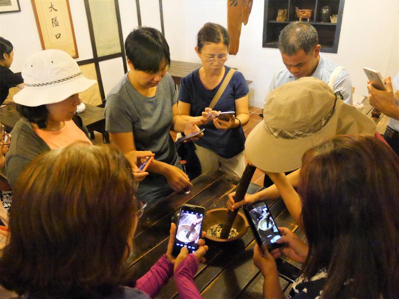 學員們和竹君老師一起拍攝擂茶店裡的雷茶