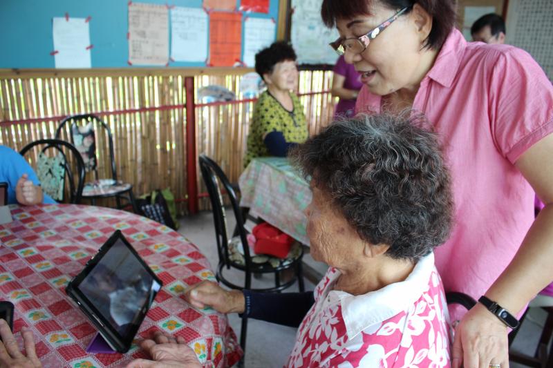 志工在旁協助學員如何操作