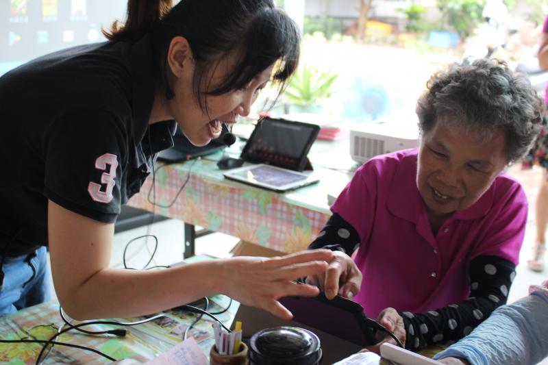 老師教導學員操作