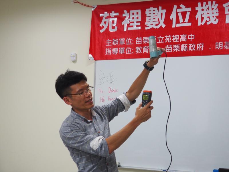 勇慶老師偵測吹風機輻射能量，讓學員們了解吹風機輻射能量的大小