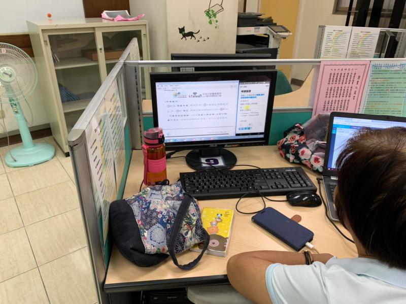 學員聽講師介紹itaiwan如何辦帳號，然後辦帳號