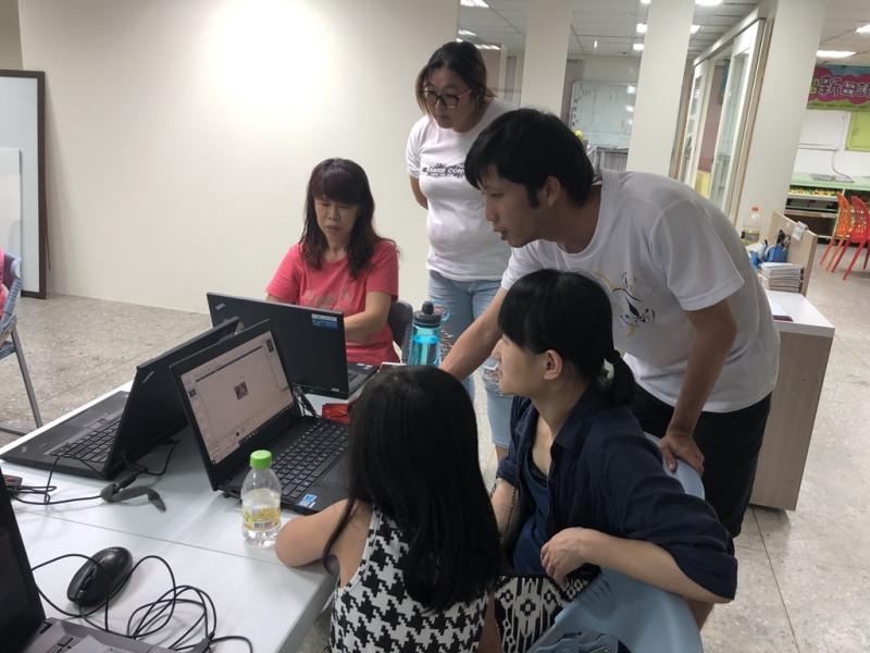老師指導學員操作