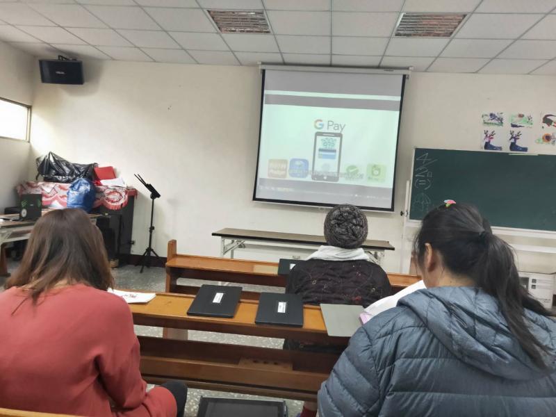 在講師上課之前投影布幕上，出現GPAY的字樣以及一支大手機，作為今日主題的開頭，行動支付。