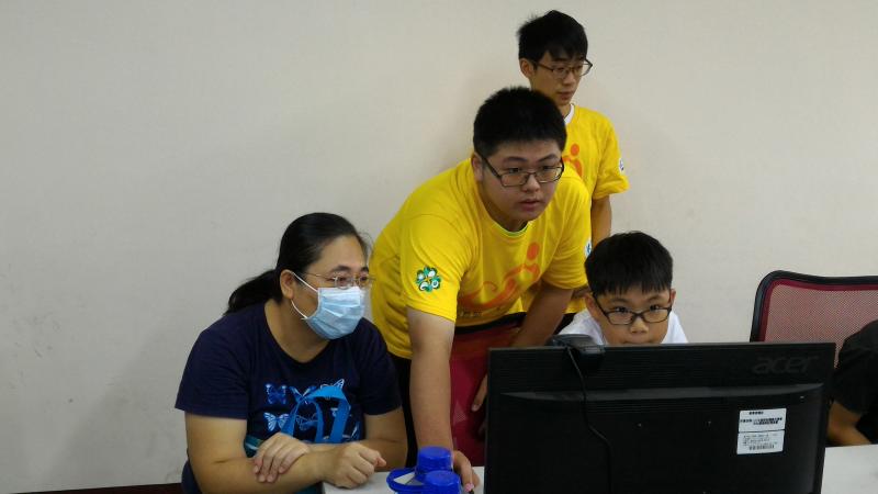 志工指導學員們如何操作設定