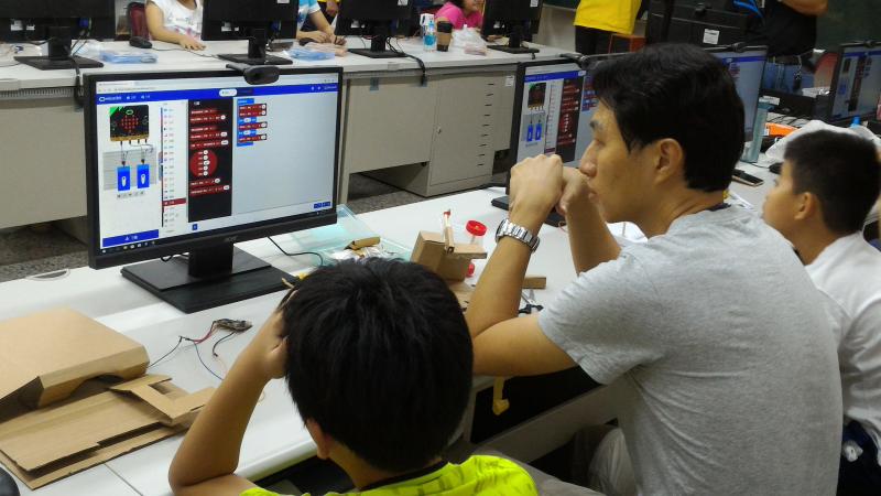 講師帶著爸爸、媽媽及孩子們， 一同學習簡易的程式語言。 親子共同發揮創意DIY機器人 孩子們藉由發表會上台分享作品