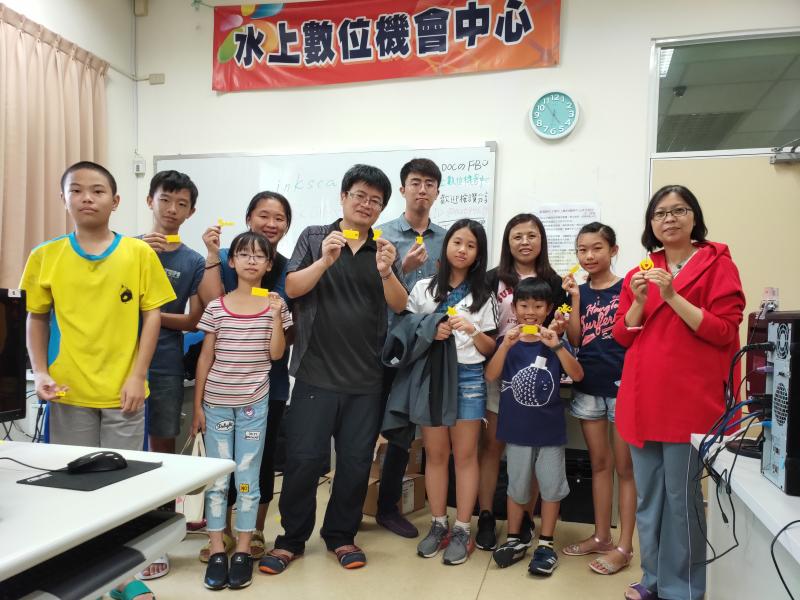 大家拿著自己的作品合照