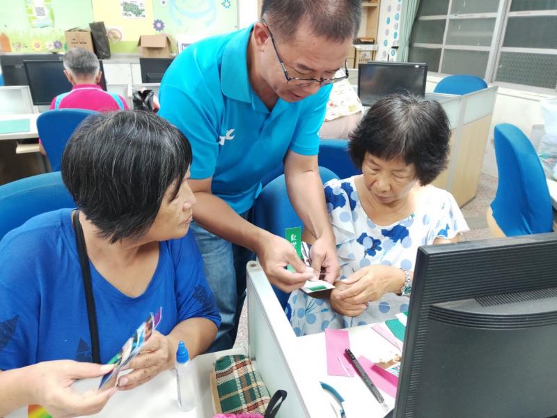 講師說明製作手工書的折法