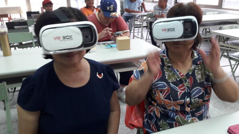 360度的VR實境,讓銀髮族的社區學員親自體驗,他們感到十分有趣
