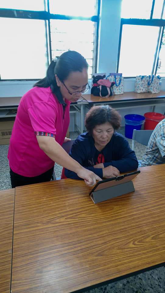 文健站照服員也協助指導學員使用平板電腦