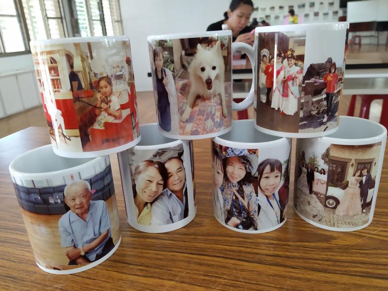 七個由學員親自製作的馬克杯，藉由熱轉印技術將自己的生活照，小狗的照片烙印在馬克杯的上面。