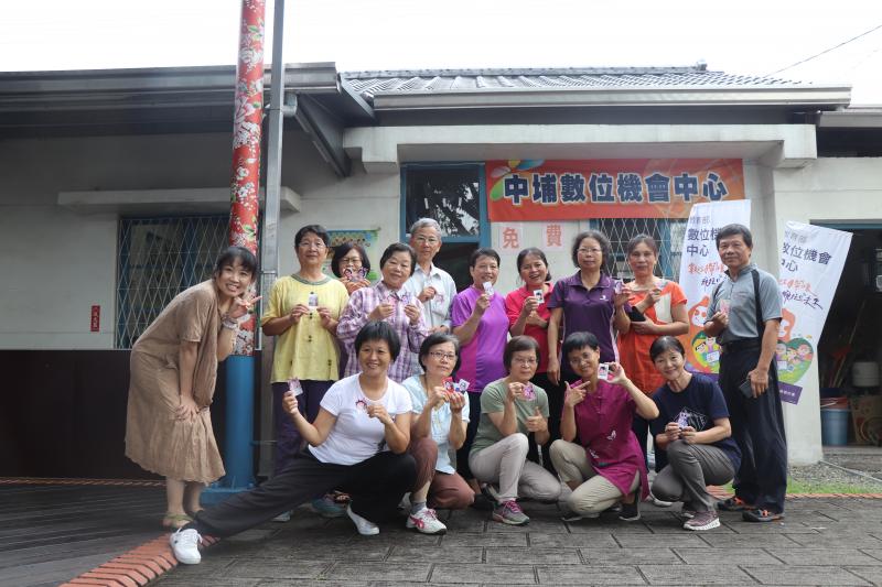 學員們在中心門口呈現自己設計的作品的合照。