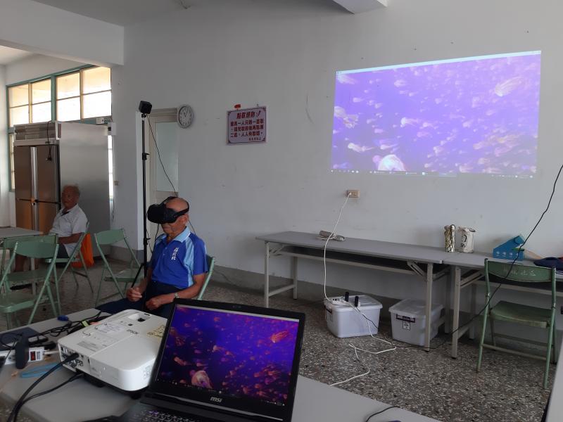 隨著上台體驗VR的學員視角轉動，台下的學員們也跟著看了一場海底世界景觀