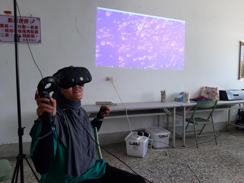 沒想到VR虛擬世界這樣真實，學員讓眼前海底世界震憾住了
