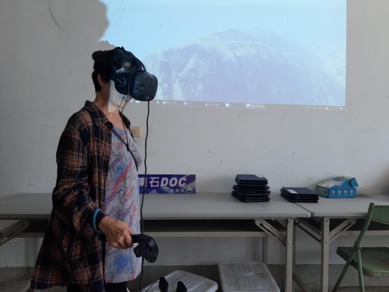 學員嘗試動態VR體驗，手上控制器有如推動器，只要控制得宜，去哪都沒問題