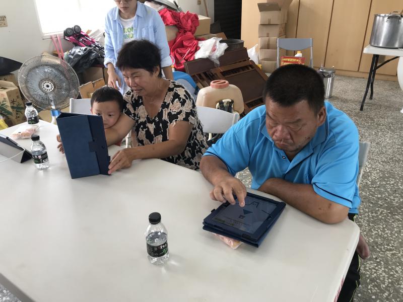龍潭村學員自行操作平板