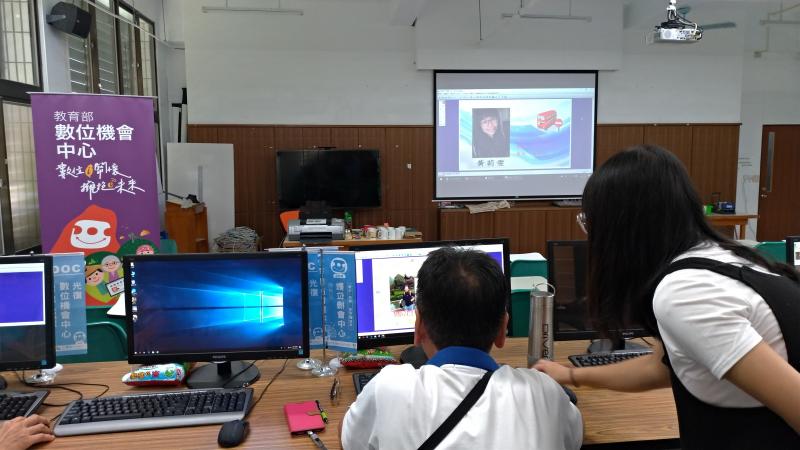 老師一對一教學，教學員運用電腦的非常好色軟體