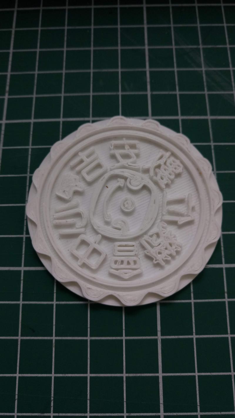 以3D列印製作的圓形印章，帶有吉安數位機會中心的字樣。