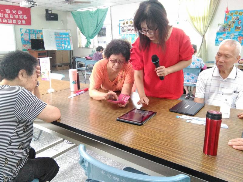 講師游惠恩與長輩學員互動中。