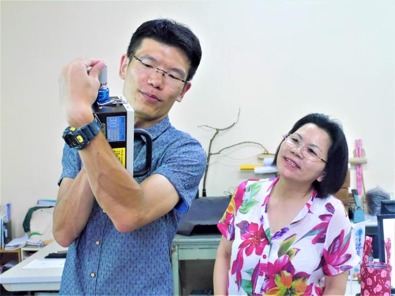 勇慶老師操作輻射偵測儀，為學員偵測身上的飾品數值