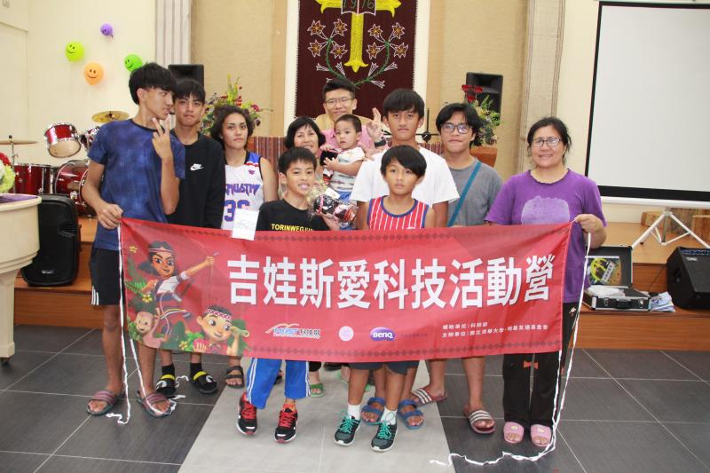 吉娃斯愛科技活動營，課程結束學員與講師開心合影。