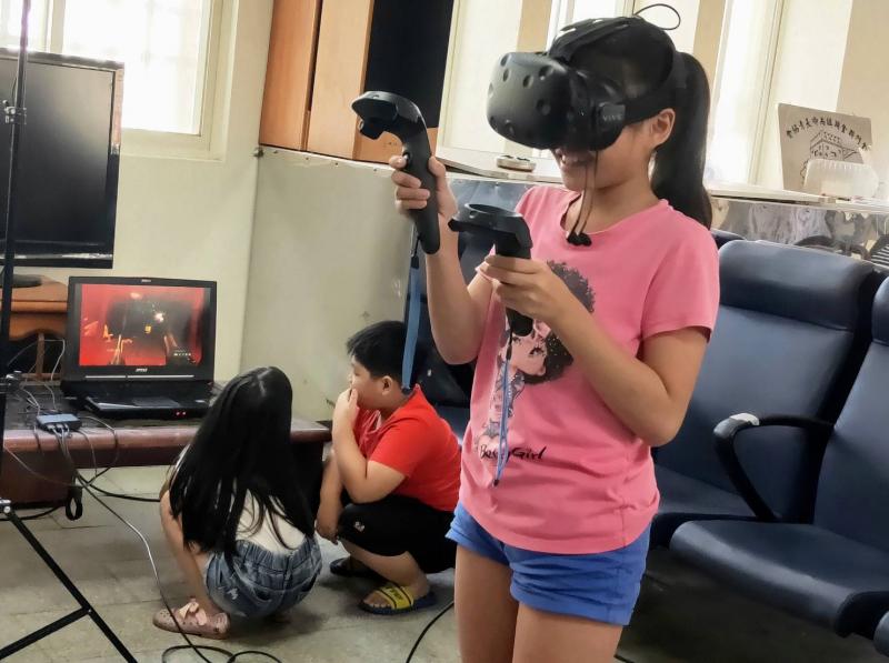 小朋友使用VR控制器體驗遊戲2