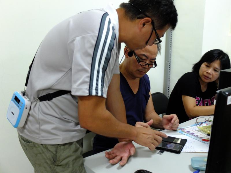 講師陳治安仔細講解手機剪輯軟體《小影》的操作方式