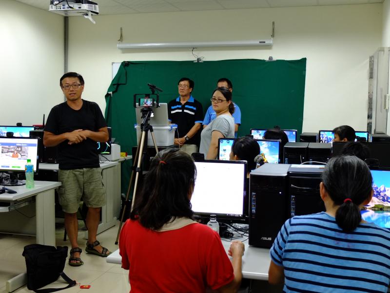 講師講解主播稿錄製注意事項