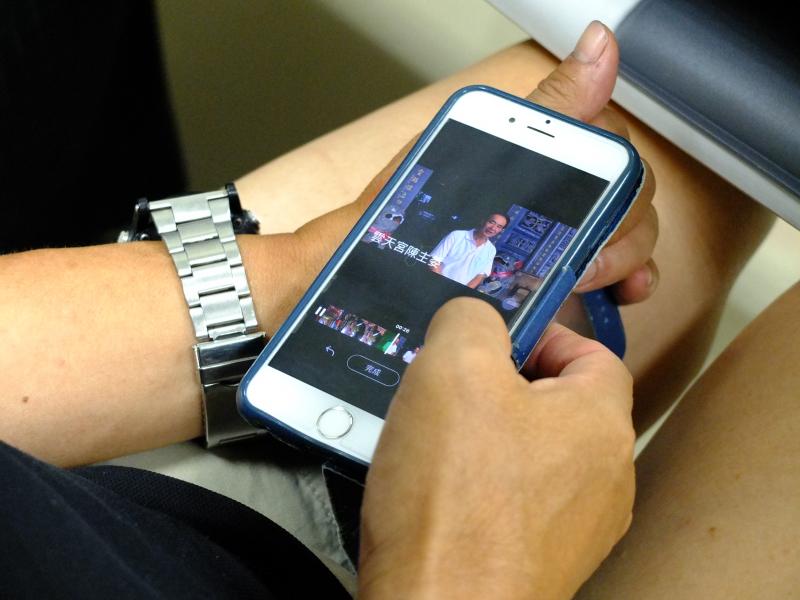 學員使用手機剪輯軟體《小影》的操作，剪輯新聞影片