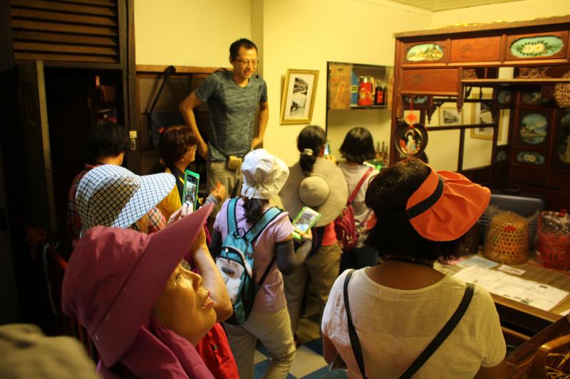 學員參觀德東百貨，二代老闆介紹