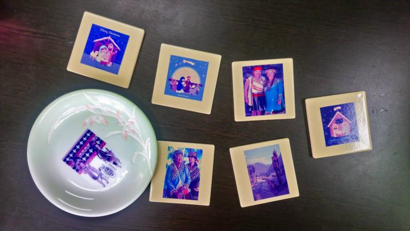 學員將自己的照片貼在磁磚、瓷盤上。