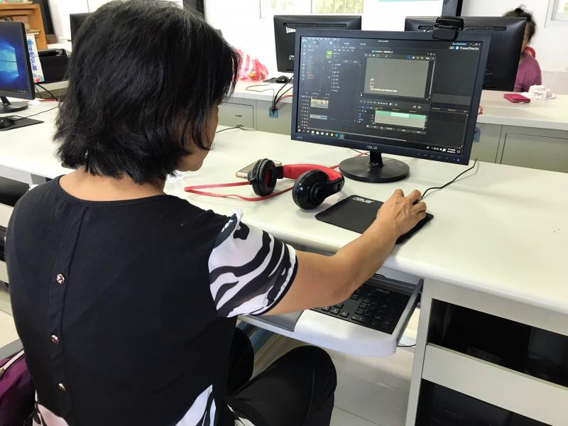 學員認真打上影片逐字稿