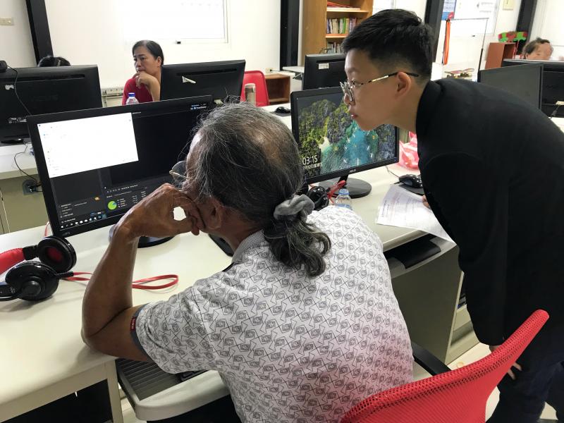 年輕學員協助年長的學員操作剪輯