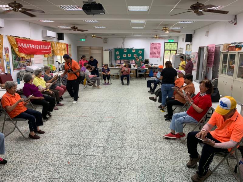 學員學習如何使用平板