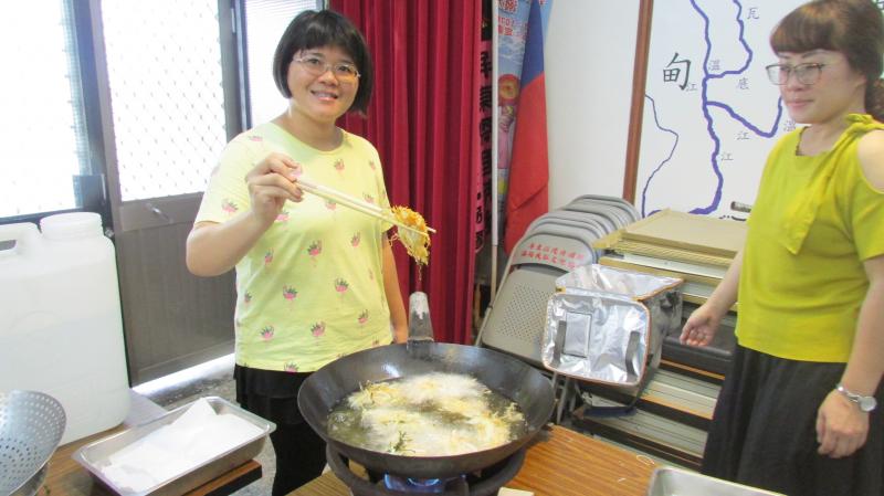 學員自己動手實作放入滇緬香草-臭菜加上洋蔥、胡蘿蔔等做成的日式炸蔬菜什錦。