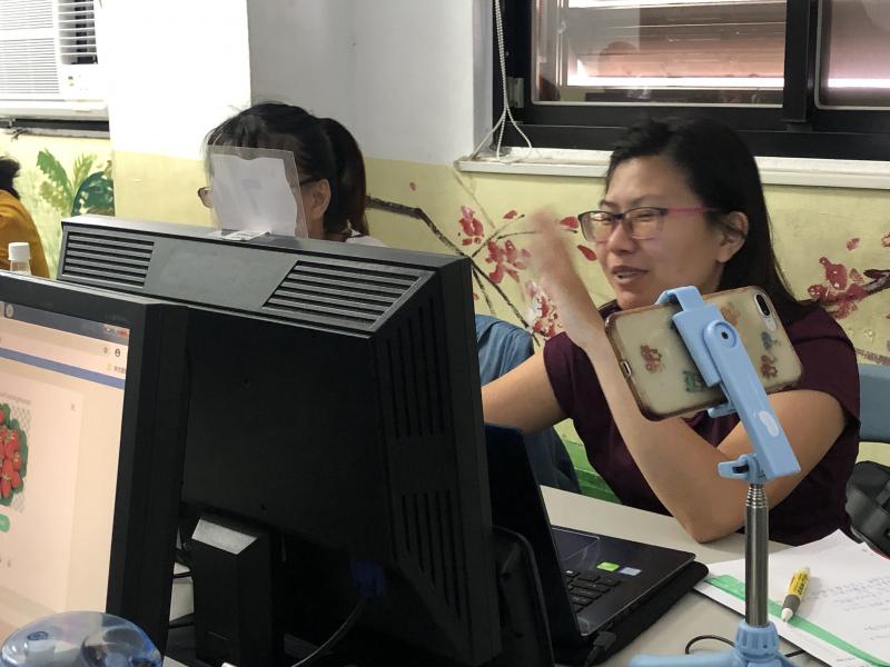 學員軟體操作，跟著老師教學步驟練習。