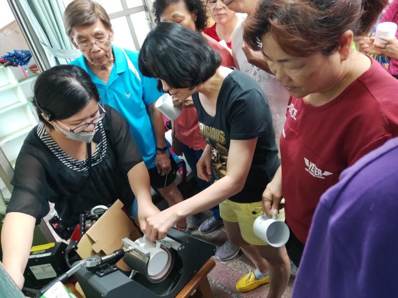 講師指導學員操作馬克杯轉印