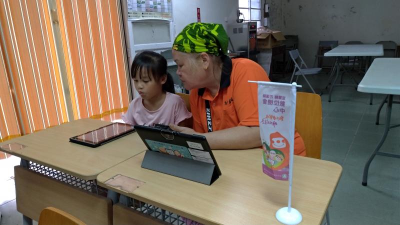 行動DOC上電子書的上課情形，使用台北市圖電子書系統