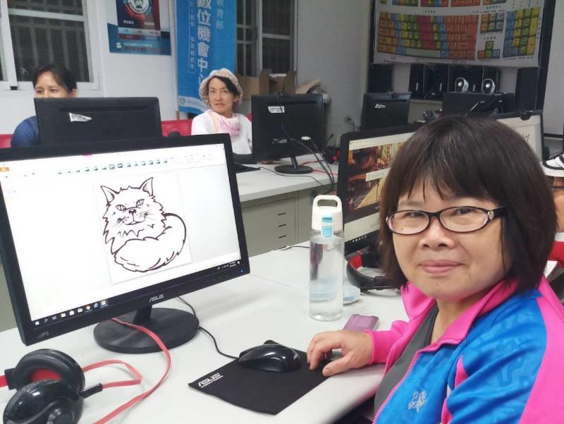 選擇圖庫中適合作為標題的圖案，加以修改上色。