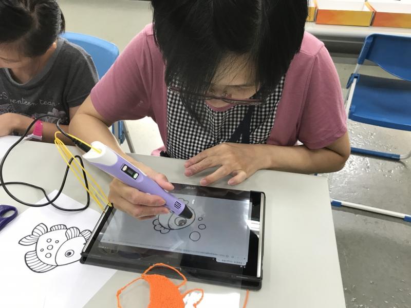 學員透過平板操作搜尋圖案