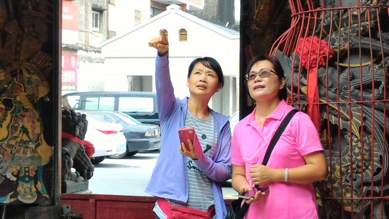 講師指導討論課程後，實地外拍