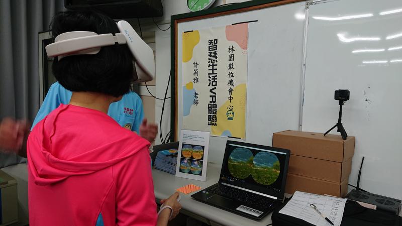 學員操作VR眼鏡