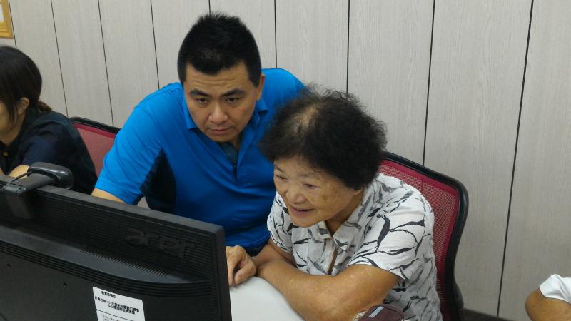 講師指導學員如何編輯影片