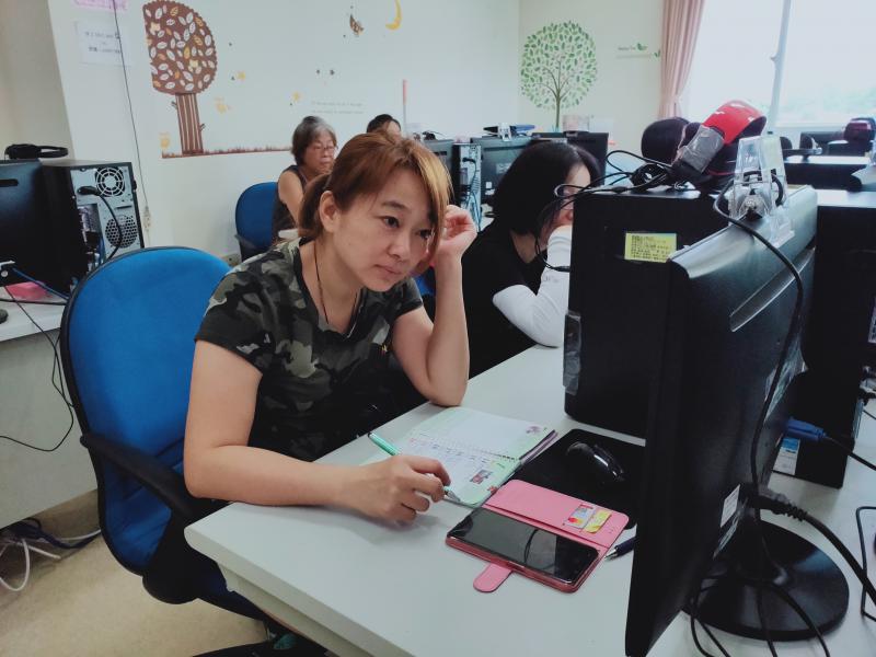 學員邊聽課邊抄寫筆記,把老師說的內容都筆記下來